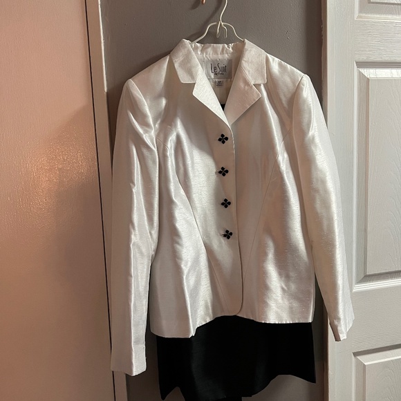 Le Suit - Picture 1 of 1